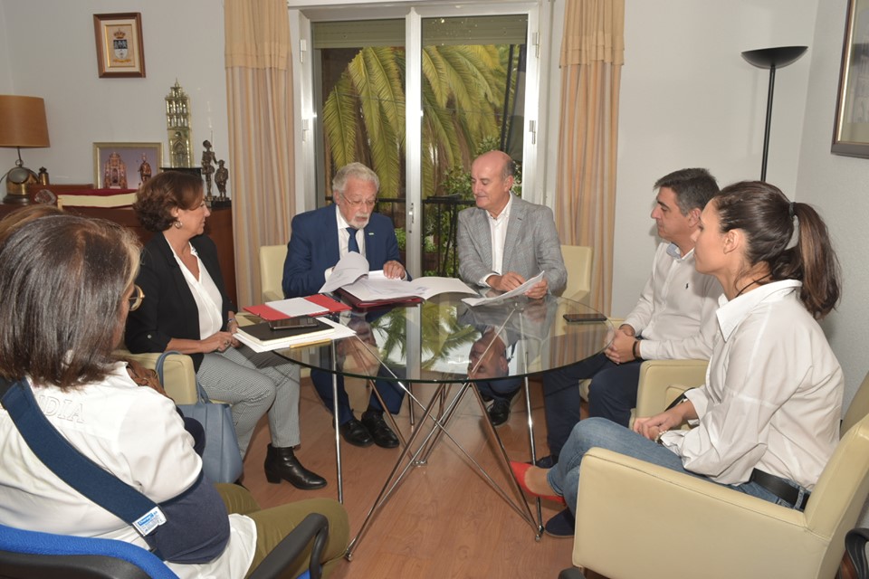 Alcalde y Defensor del Pueblo Andaluz abordan la situación de los migrantes en Lepe