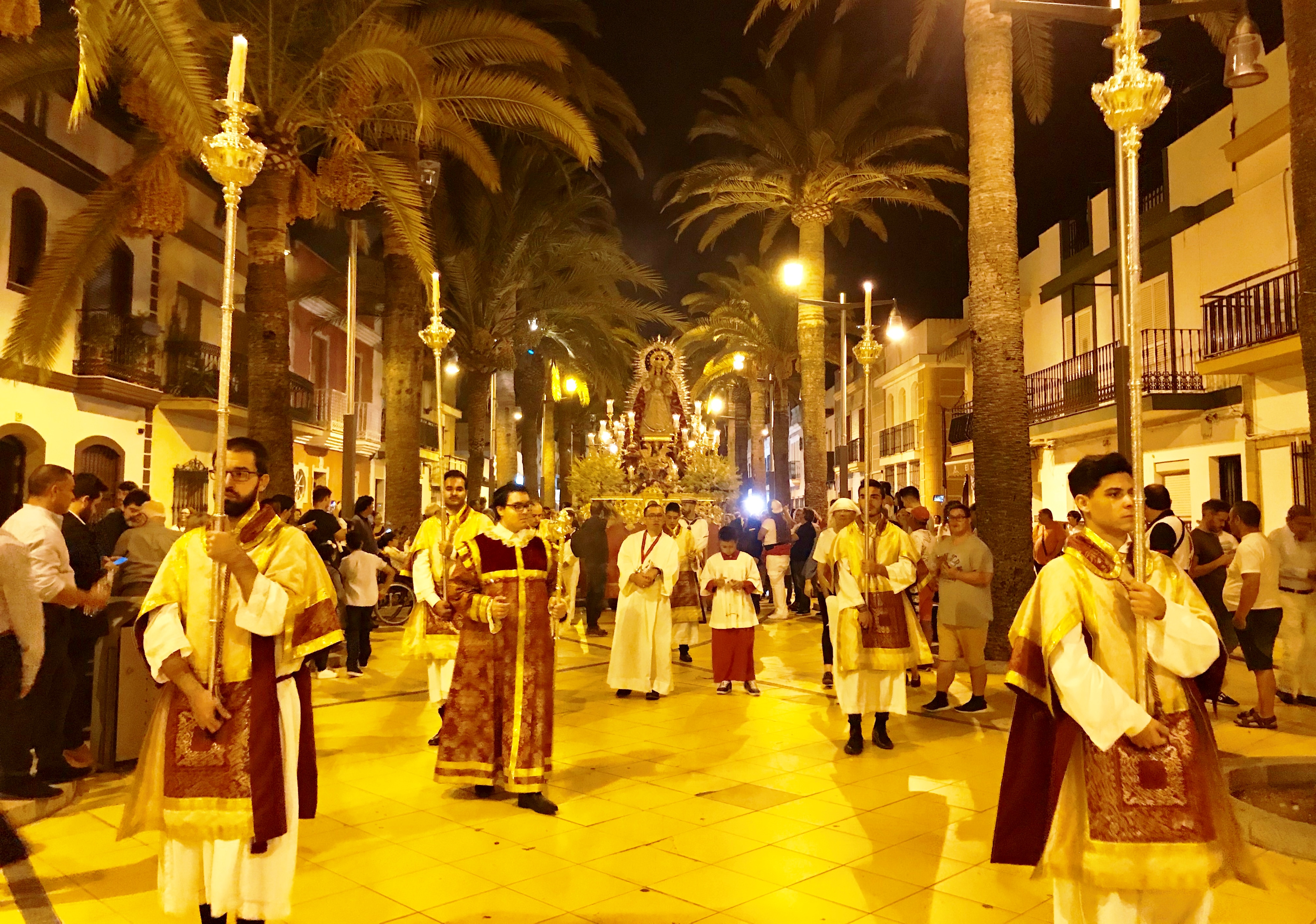 La Misa y Procesión de la Virgen del Rosario protagonizaron el fin de fiesta en Isla Cristina