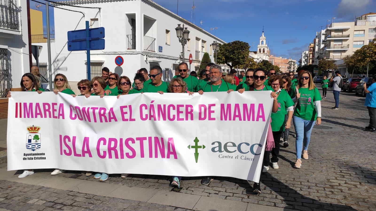 Una gran marea verde ha recorrido Isla Cristina contra el Cáncer de Mama