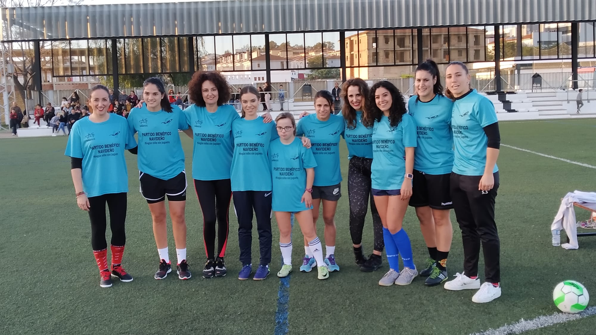 Mujeres conocidas se convierten en 'futbolistas' solidarias