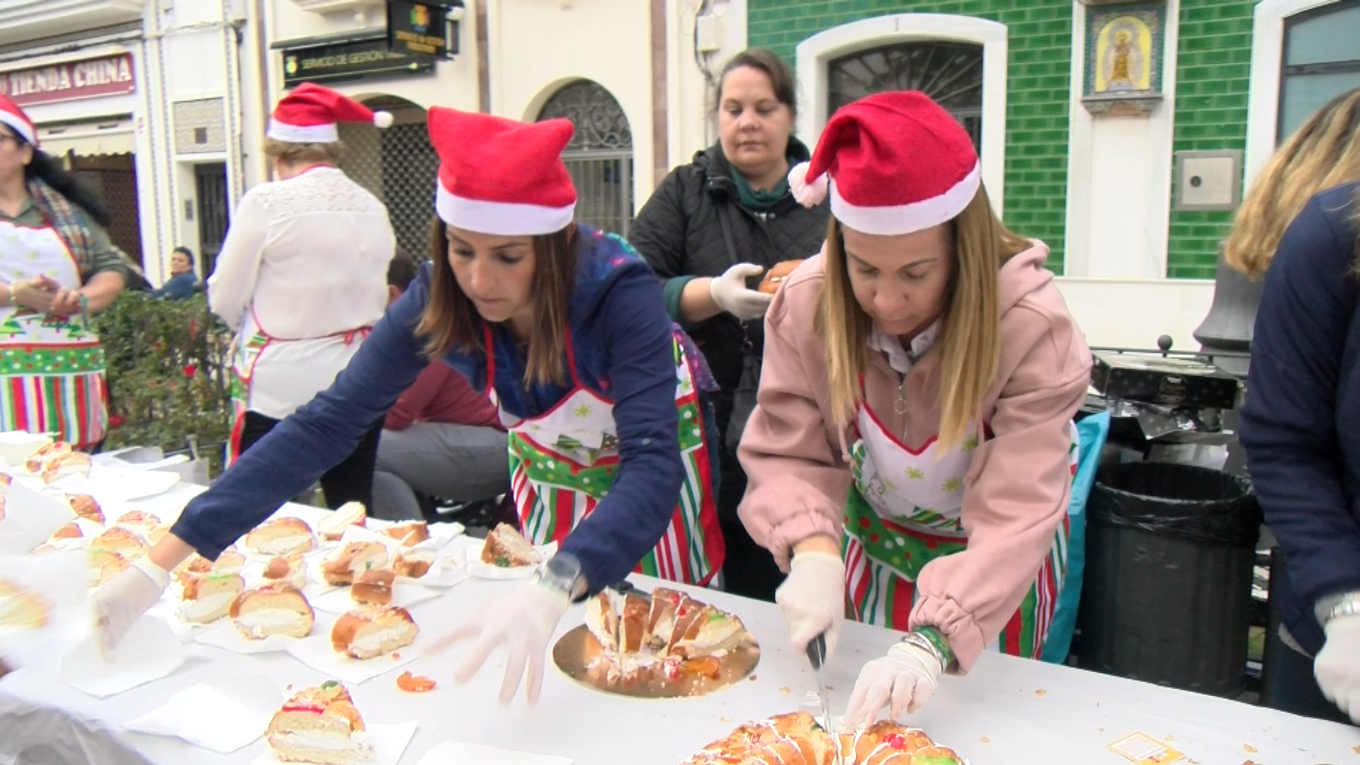 El pueblo de Isla Cristina disfruta del Roscón de Reyes en compañía de vecinos