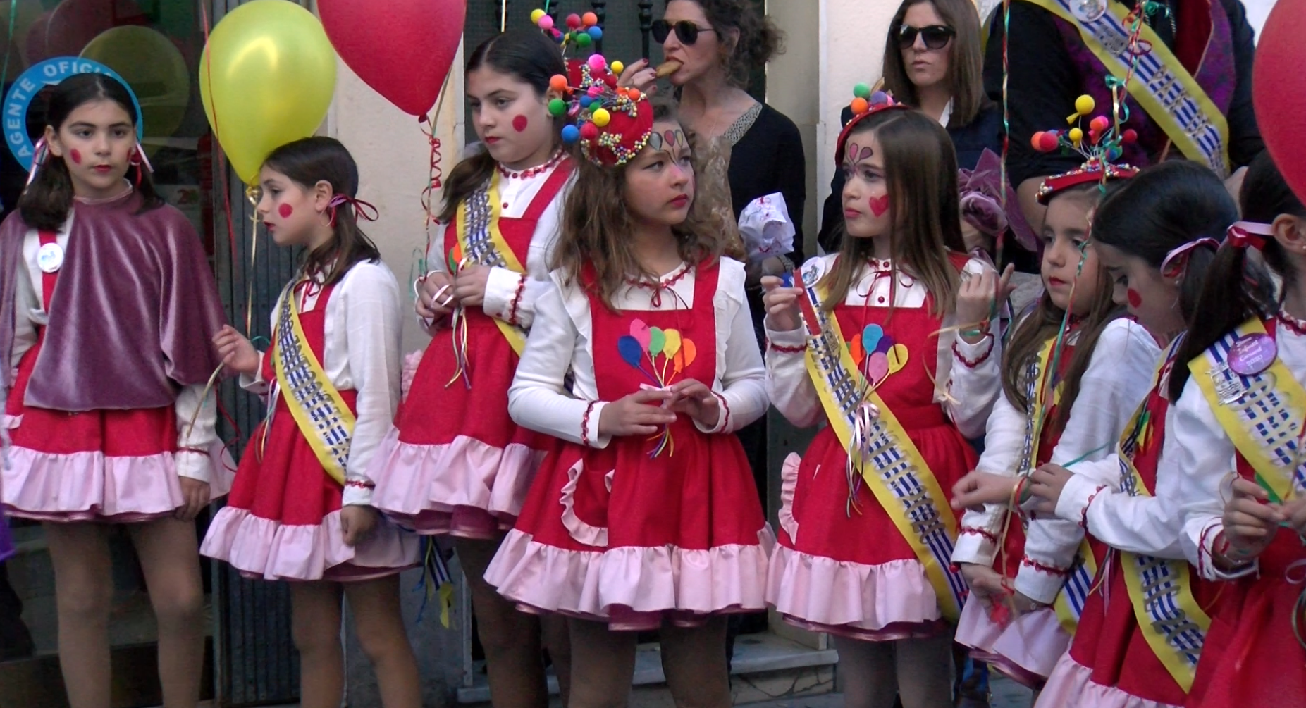 Las calles de Isla Cristina acogen un colorido pasacalles de Carnaval