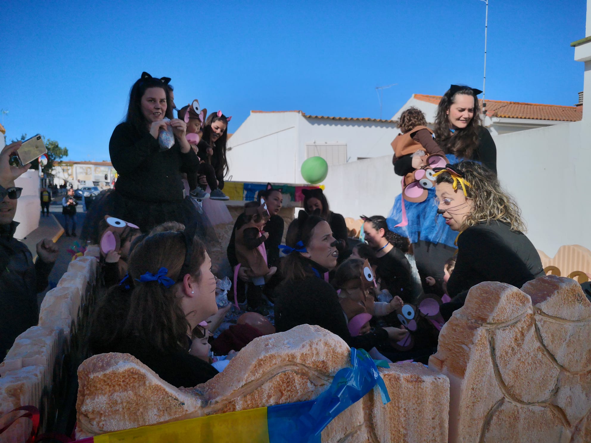 Los pequeños inauguran el Carnaval de Villanueva de los Castillejos