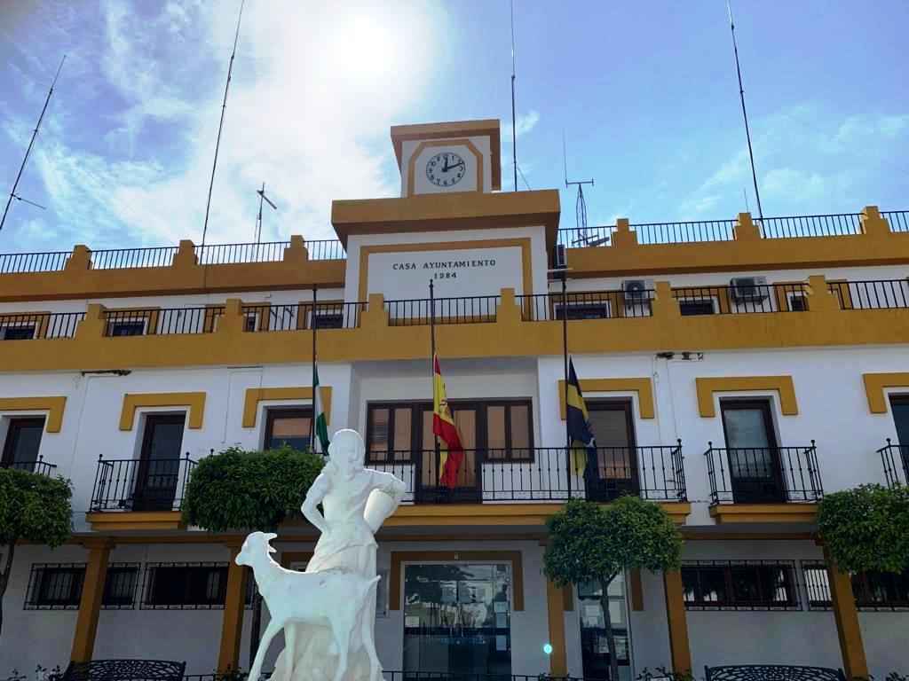 Las banderas lucen a media asta en el Ayuntamiento de Aljaraque
