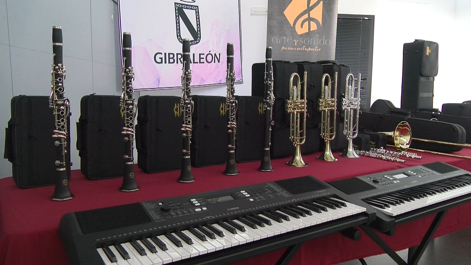 Los alumnos del Aula de Música de Gibraleón reciben sus nuevos instrumentos