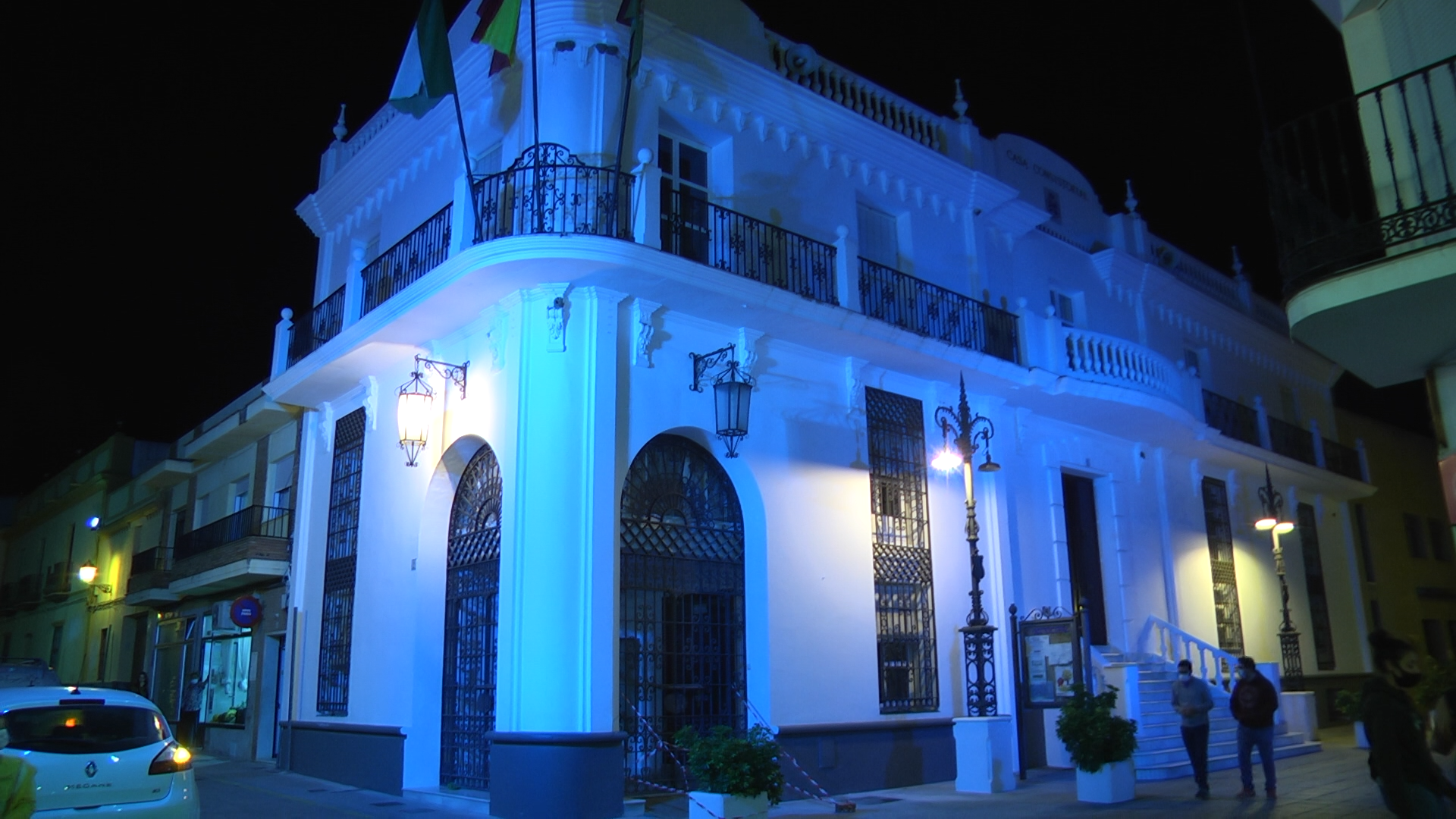 El Ayuntamiento de Trigueros se ilumina de azul
