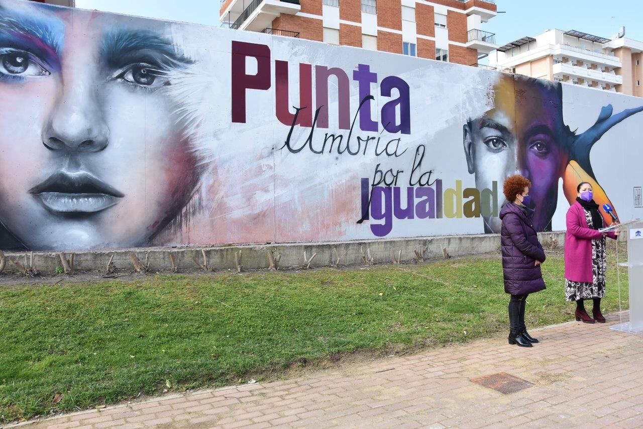 La alcaldesa de Punta Umbría inaugura un mural por la Igualdad