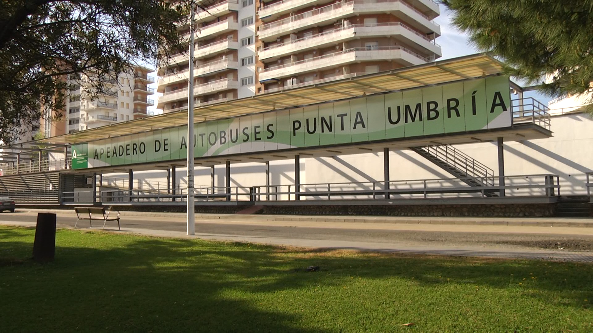 El apeadero de autobuses de Punta Umbría estrena nueva imagen