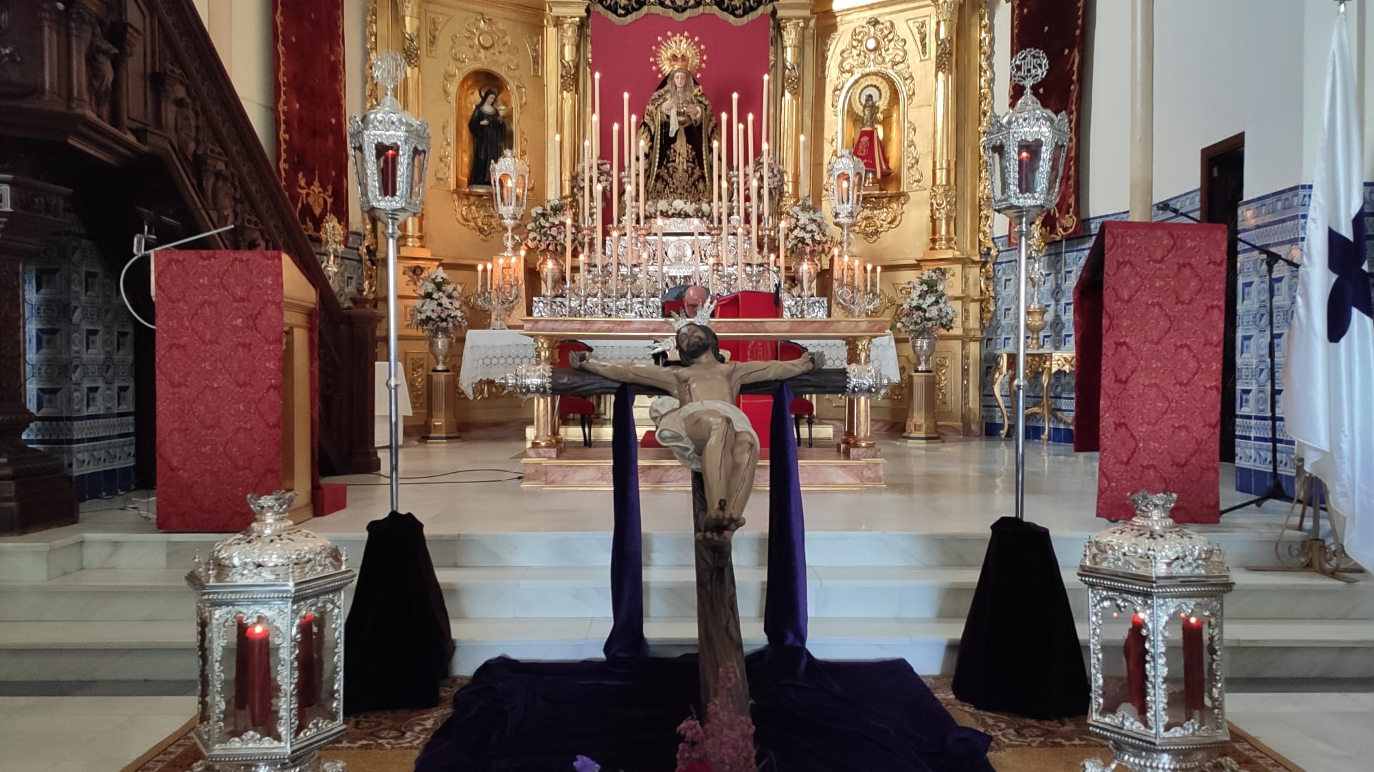 La Hermandad de ‘Los 33’ llevó a cabo un Via Crucis Claustral en el Viernes Santo isleño
