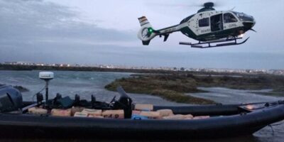 Continúa la búsqueda de un tripulante huido tras interceptarse un barco con hachís en Isla Cristina