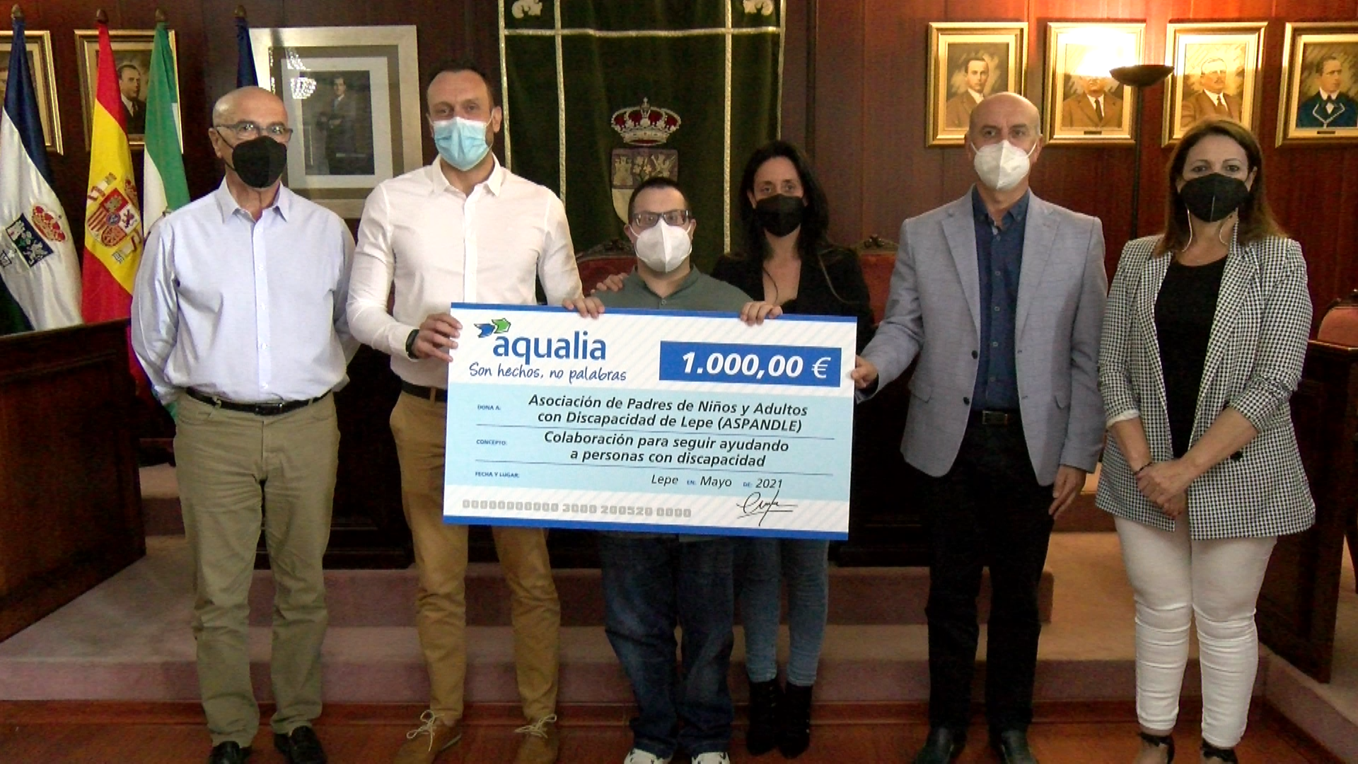 El Ayuntamiento de Lepe acoge la entrega del cheque de Aqualia a la Asociación Aspandle