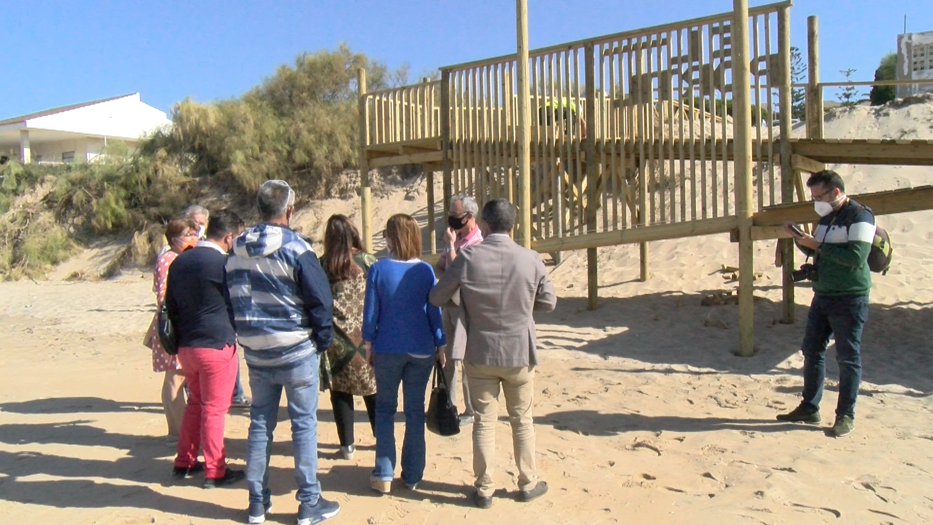 El Ayuntamiento de Punta Umbría instala nuevas pasarelas de acceso a la playa de El Portil