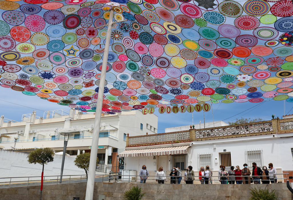 Más de 300 aros de croché dan vida y color a la Plaza de los Marineros de El Rompido