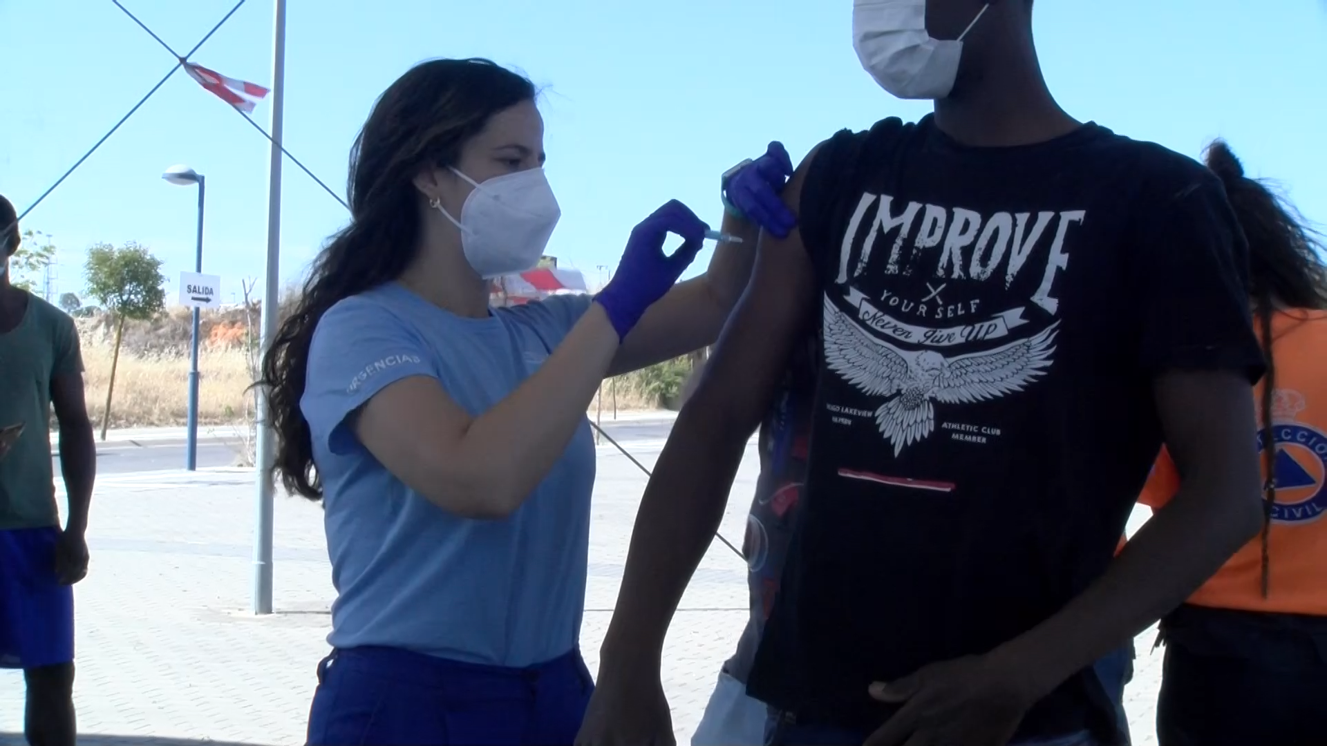Alrededor de 400 residentes en asentamientos de Lepe reciben la vacuna contra el Covid-19