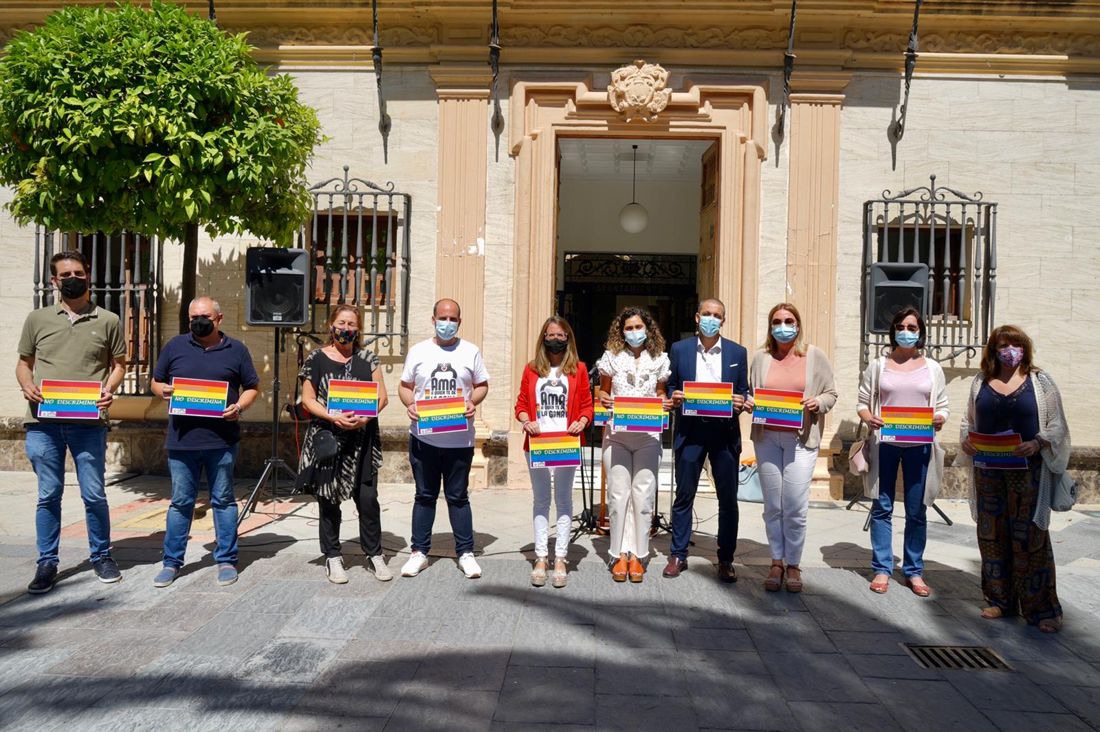 La alcaldesa de Ayamonte dio lectura al Manifiesto en apoyo al colectivo LGTBI