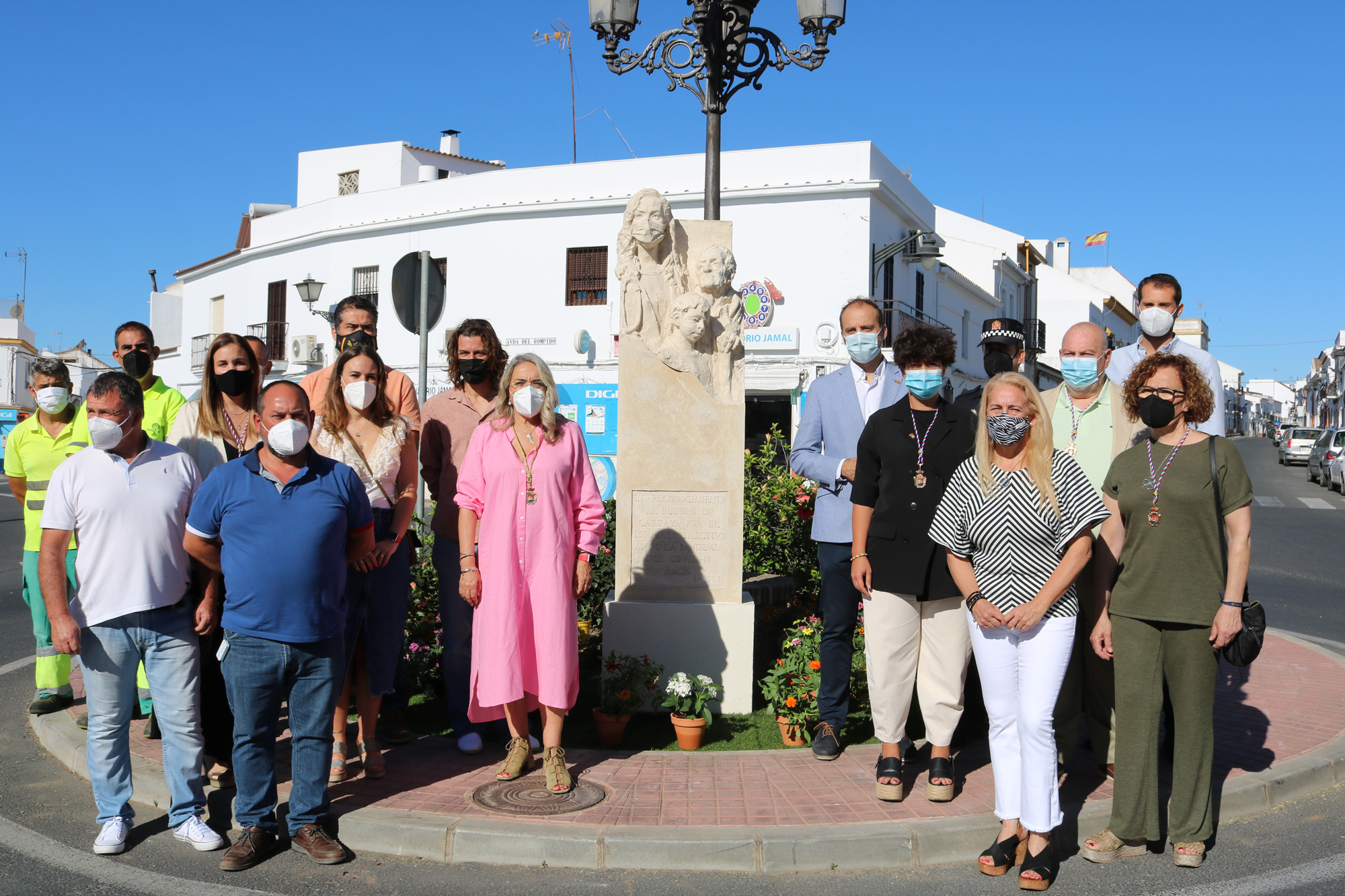 El Ayuntamiento de Cartaya reconoce la lucha durante la pandemia con una escultura