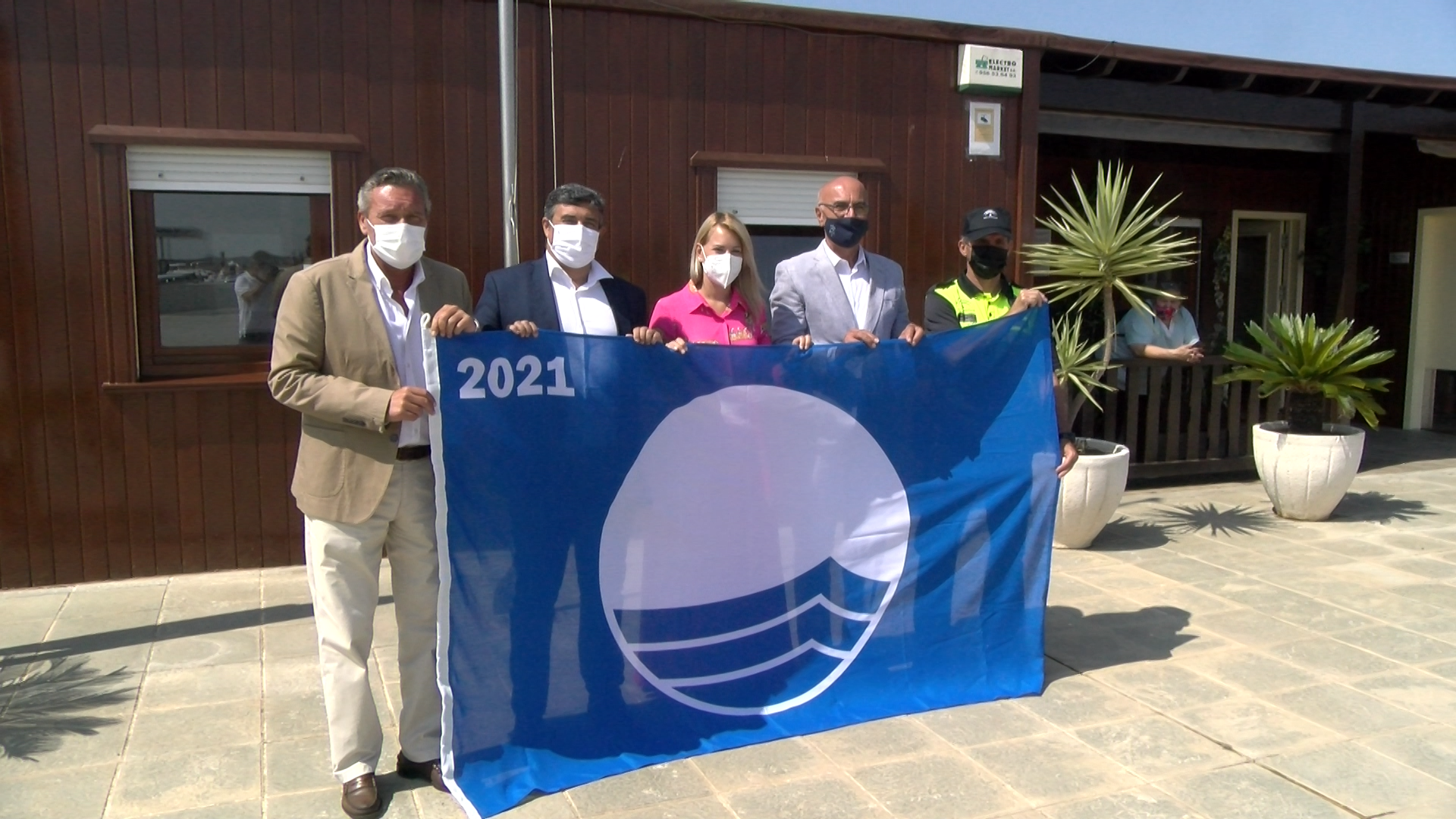 José Manuel Correa iza la Bandera Azul en el Puerto Deportivo de El Terrón