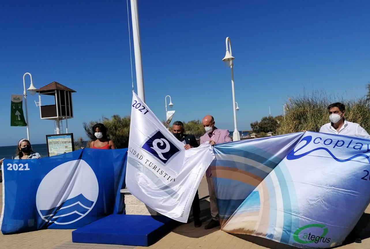 La delegada territorial de Turismo acude al acto de izada de la Bandera Azul de Islantilla