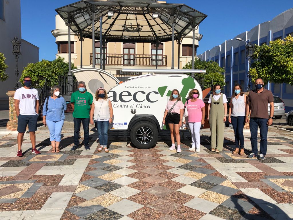 La minicaravana de prevención de la AECC Huelva llega a Isla Cristina