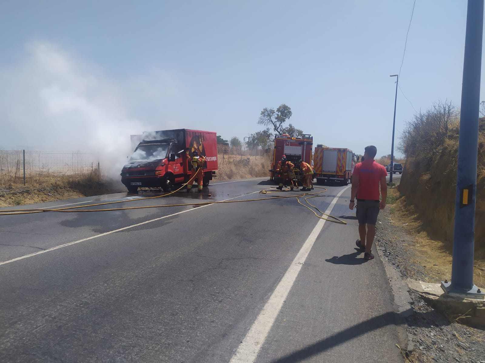 Un camión de reparto sale ardiendo en la carretera de El Terrón en Lepe