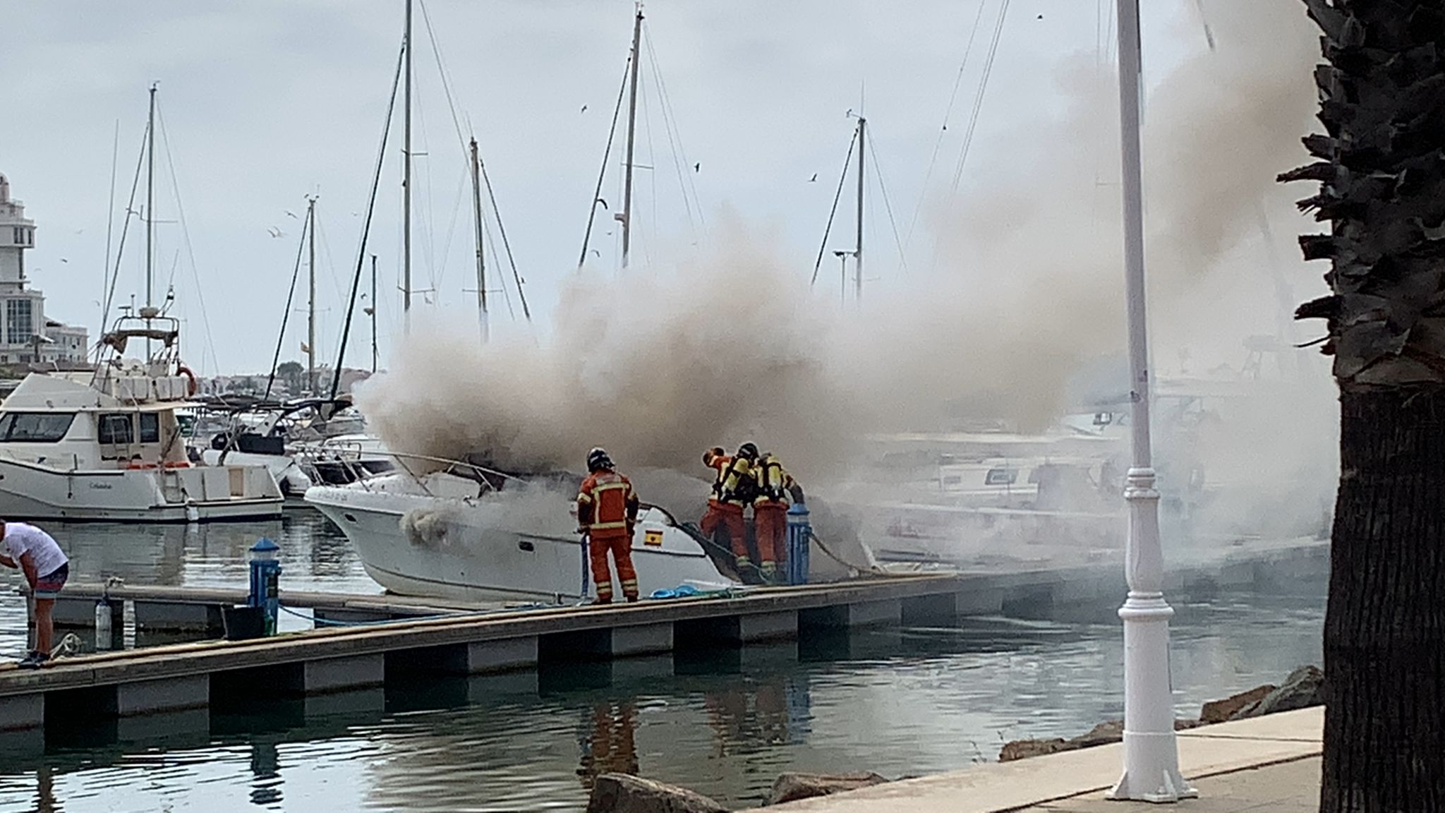 Una embarcación sale ardiendo en el Puerto Deportivo de Isla Cristina