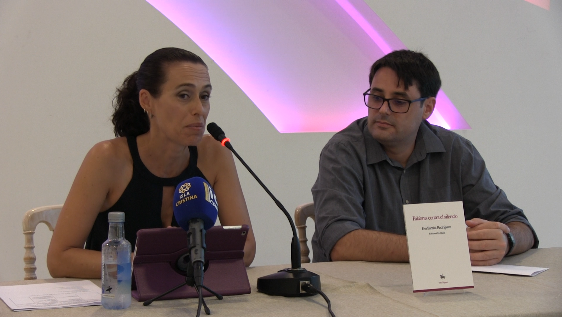 Eva Sarrias presentó en Isla Cristina ‘Palabras contra el silencio’