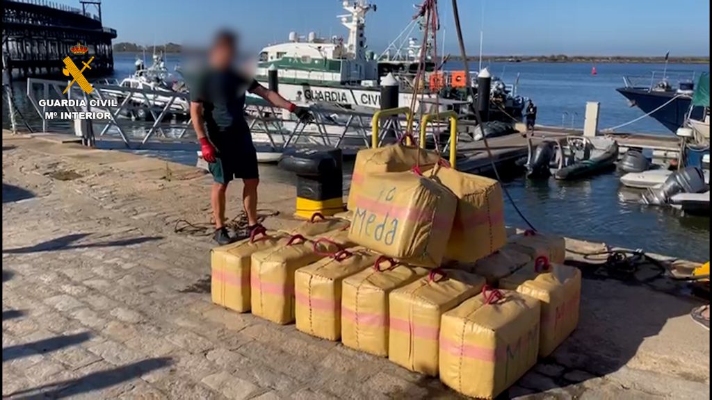 La Guardia Civil interviene 31 fardos de hachís en un pesquero en Punta Umbría