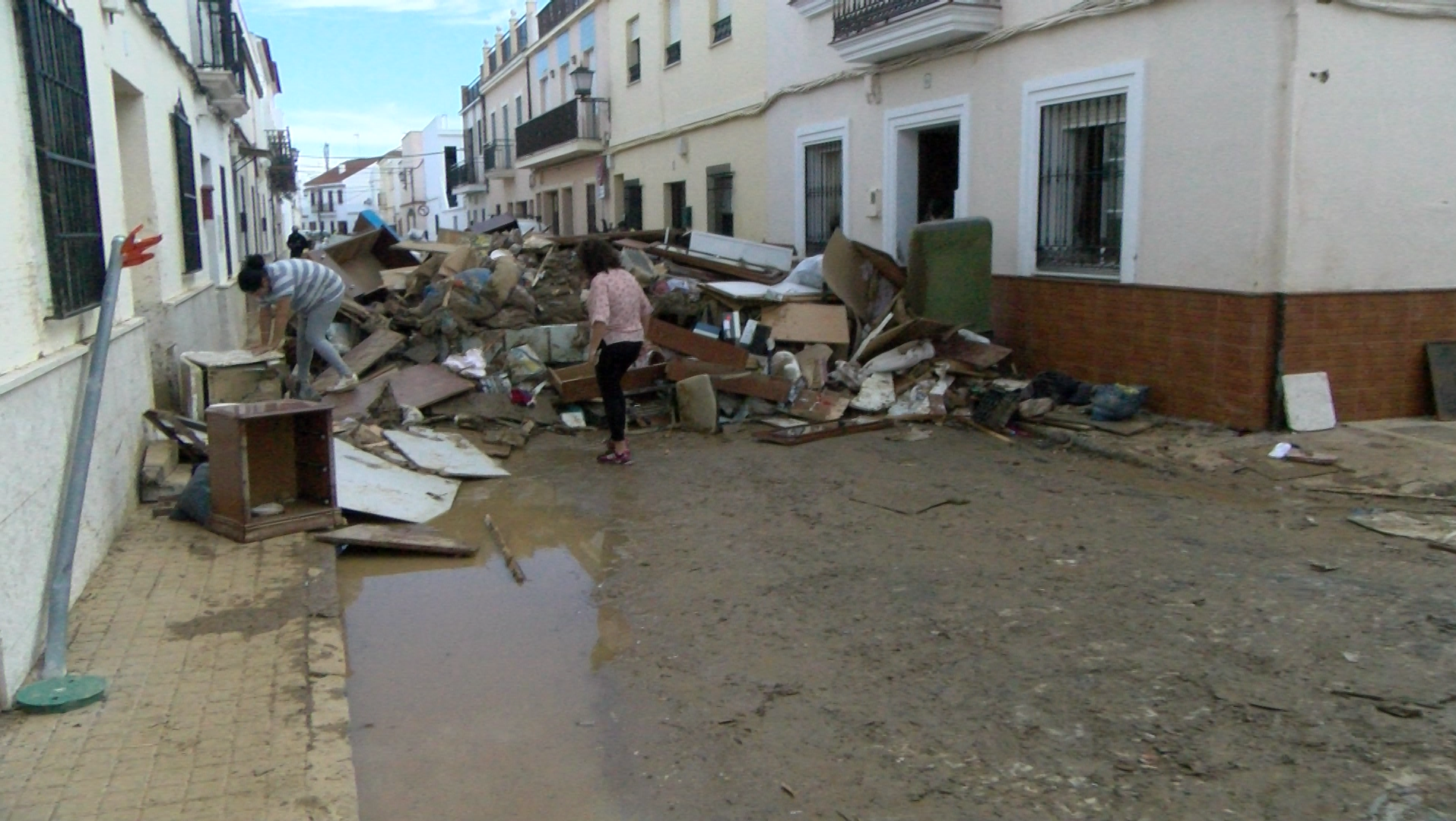 Las donaciones ciudadanas permiten cubrir las primeras necesidades de los afectados en Lepe