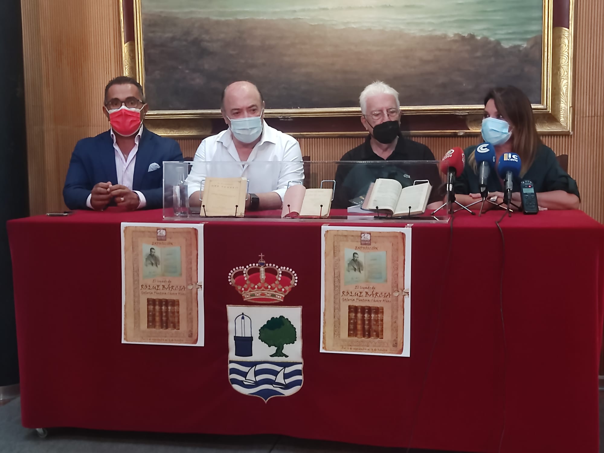 Rafael López Ortega dona sus publicaciones de Roque Barcia a la Biblioteca de Isla Cristina