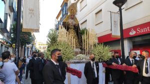 Traslado en andas de la imagen de la Virgen de los Dolores
