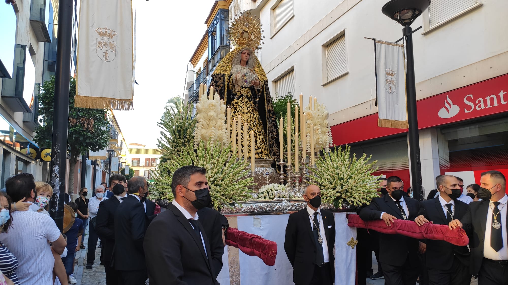 Traslado en andas de la imagen de la Virgen de los Dolores