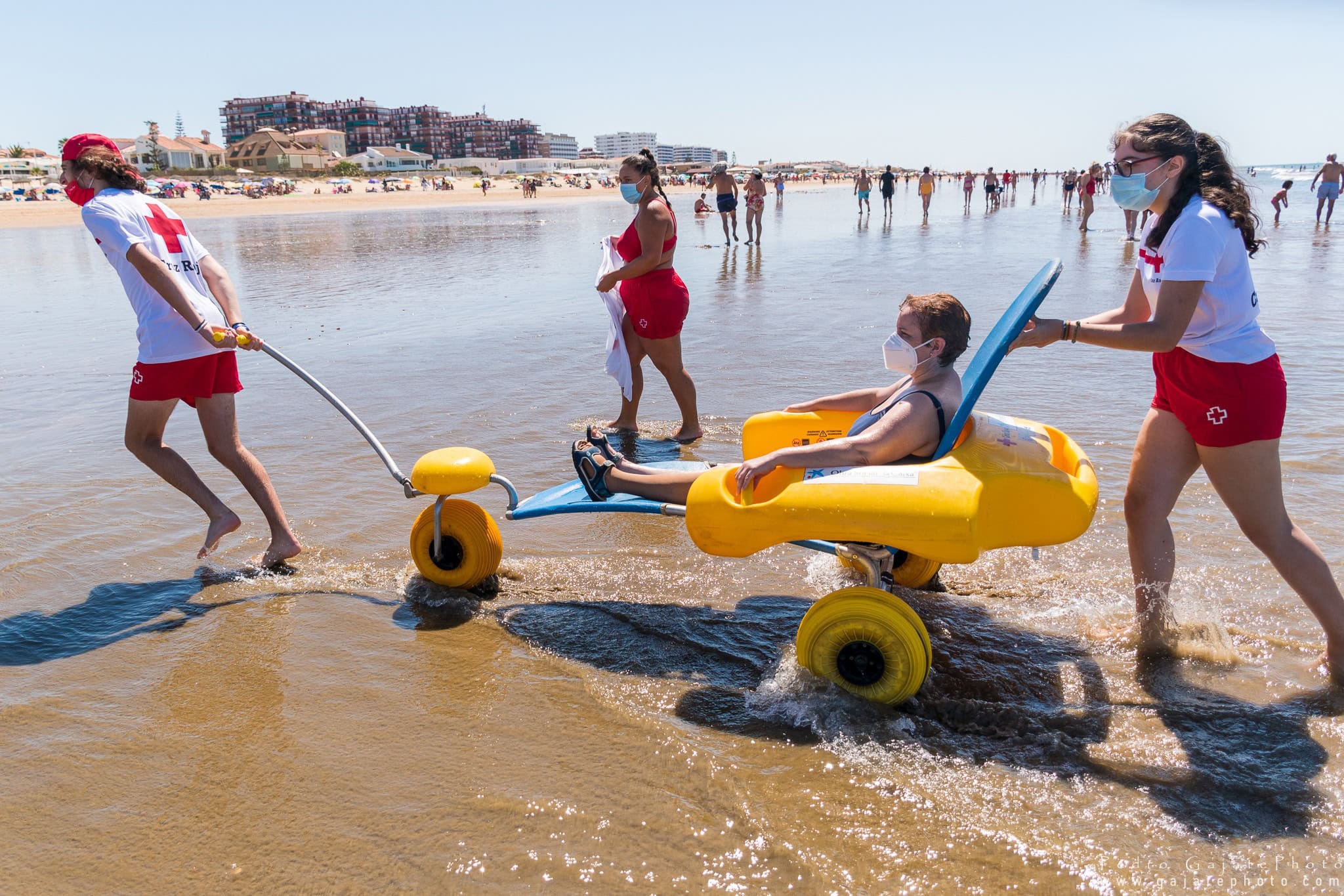 ‘Un baño sin barreras’ logra que más de 130 personas con discapacidad disfruten de la playa