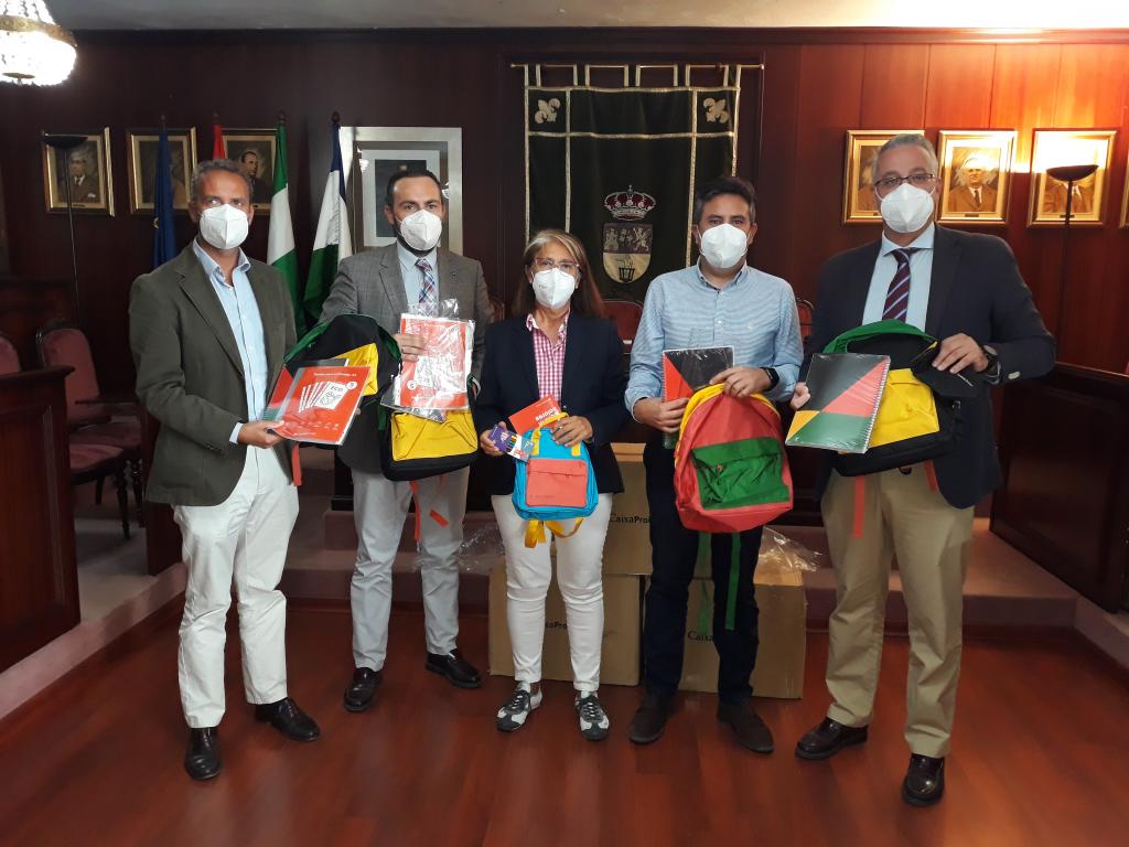 El Ayuntamiento de Lepe acoge la entrega de 211 kits escolares de la Fundación La Caixa