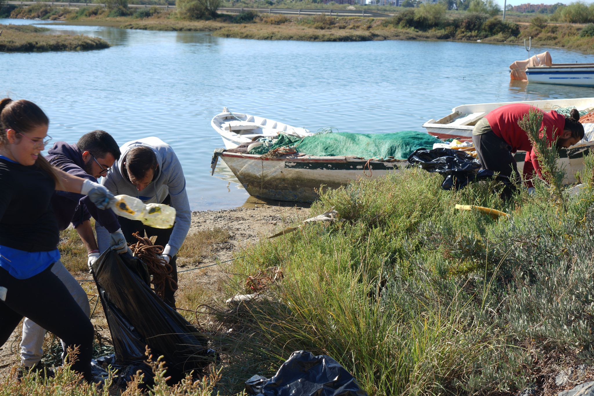 Se desarrollan labores de limpieza medioambiental en la barriada de Punta del Punta