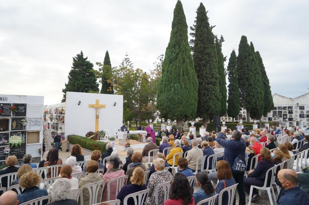 Centenares de ayamontinos han participado en la Misa de Difuntos