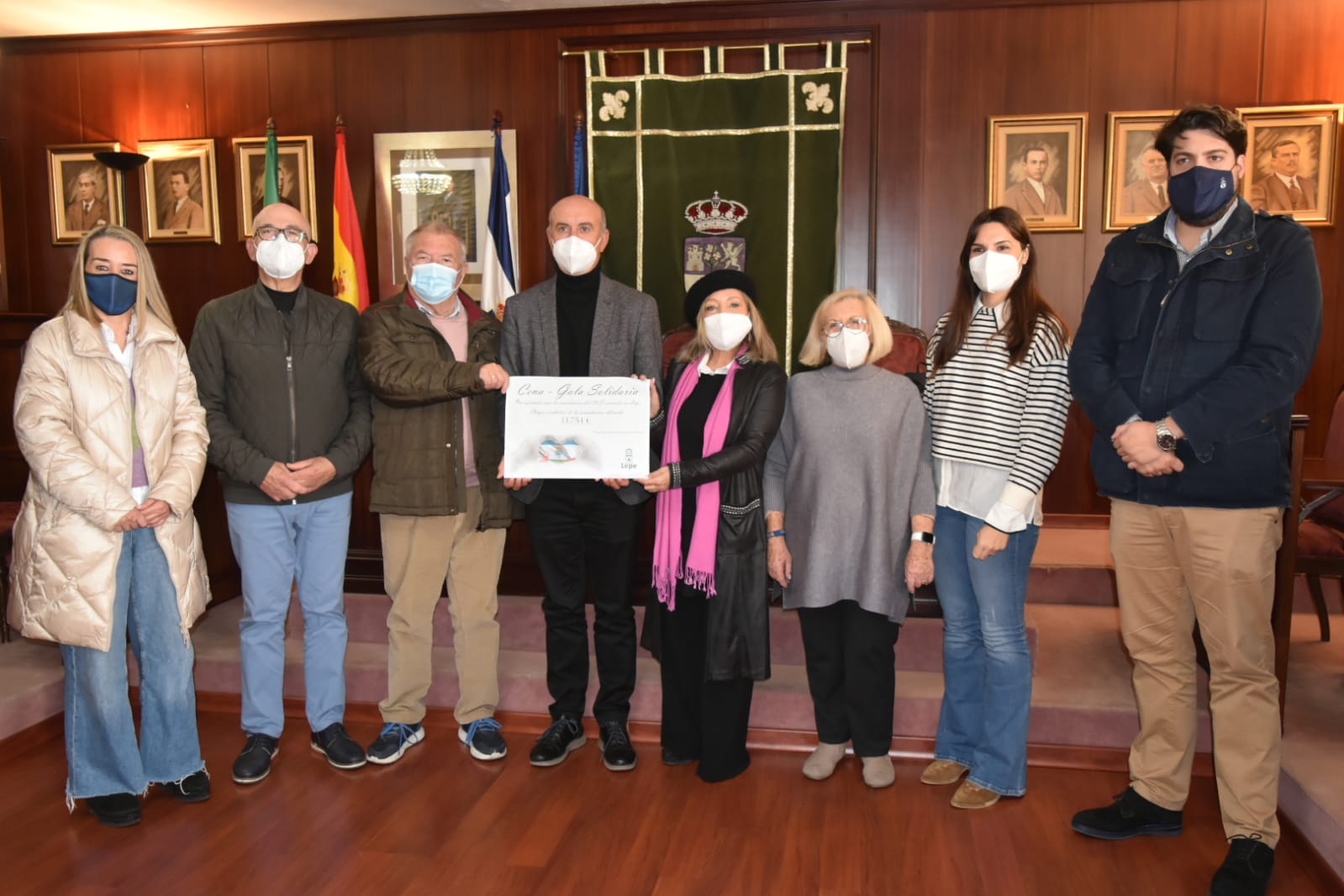 El Ayuntamiento de Lepe recibe la donación de 13754 euros de la Cena-Gala Solidaria