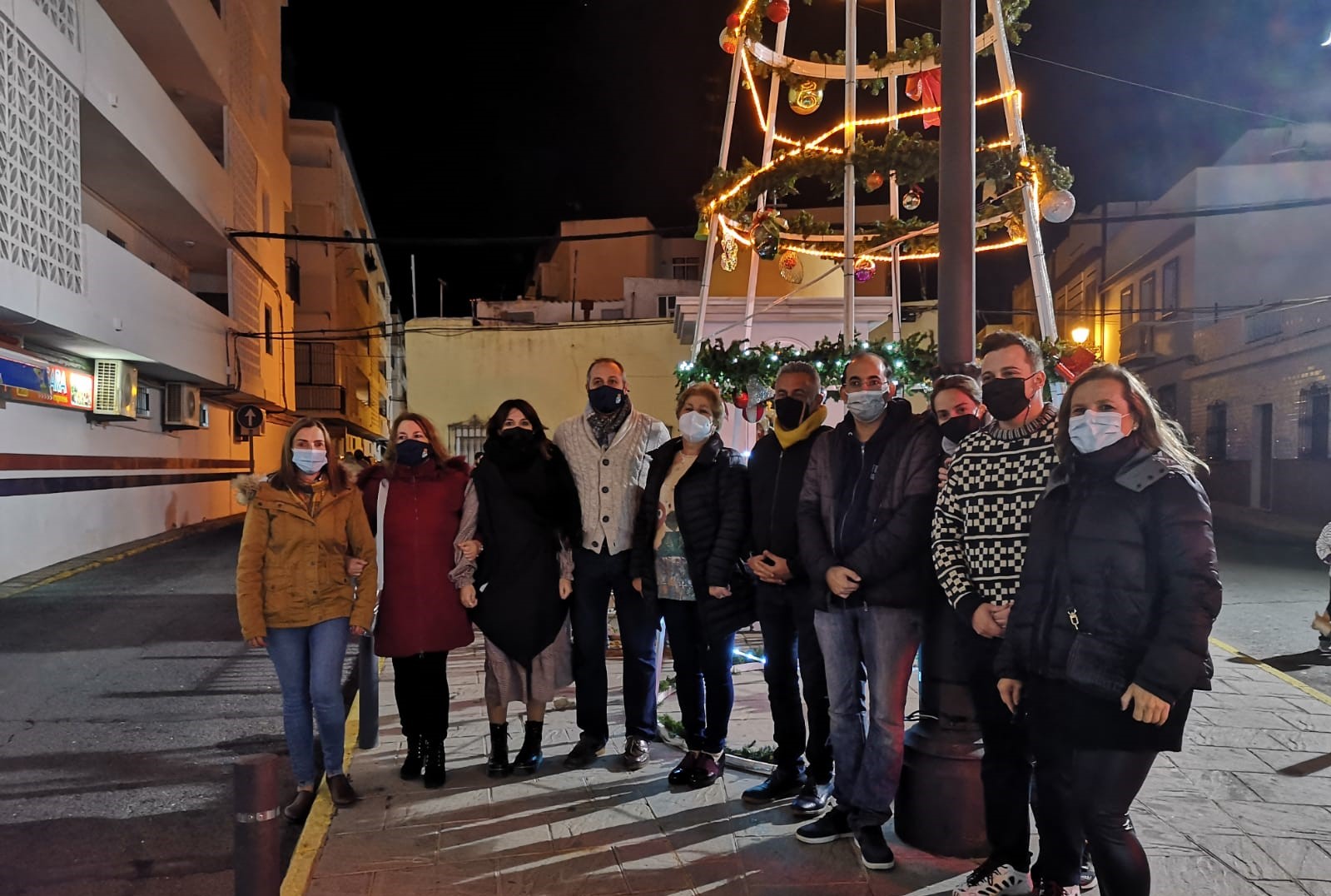 La barriada isleña de Punta del Caimán ya luce su árbol navideño