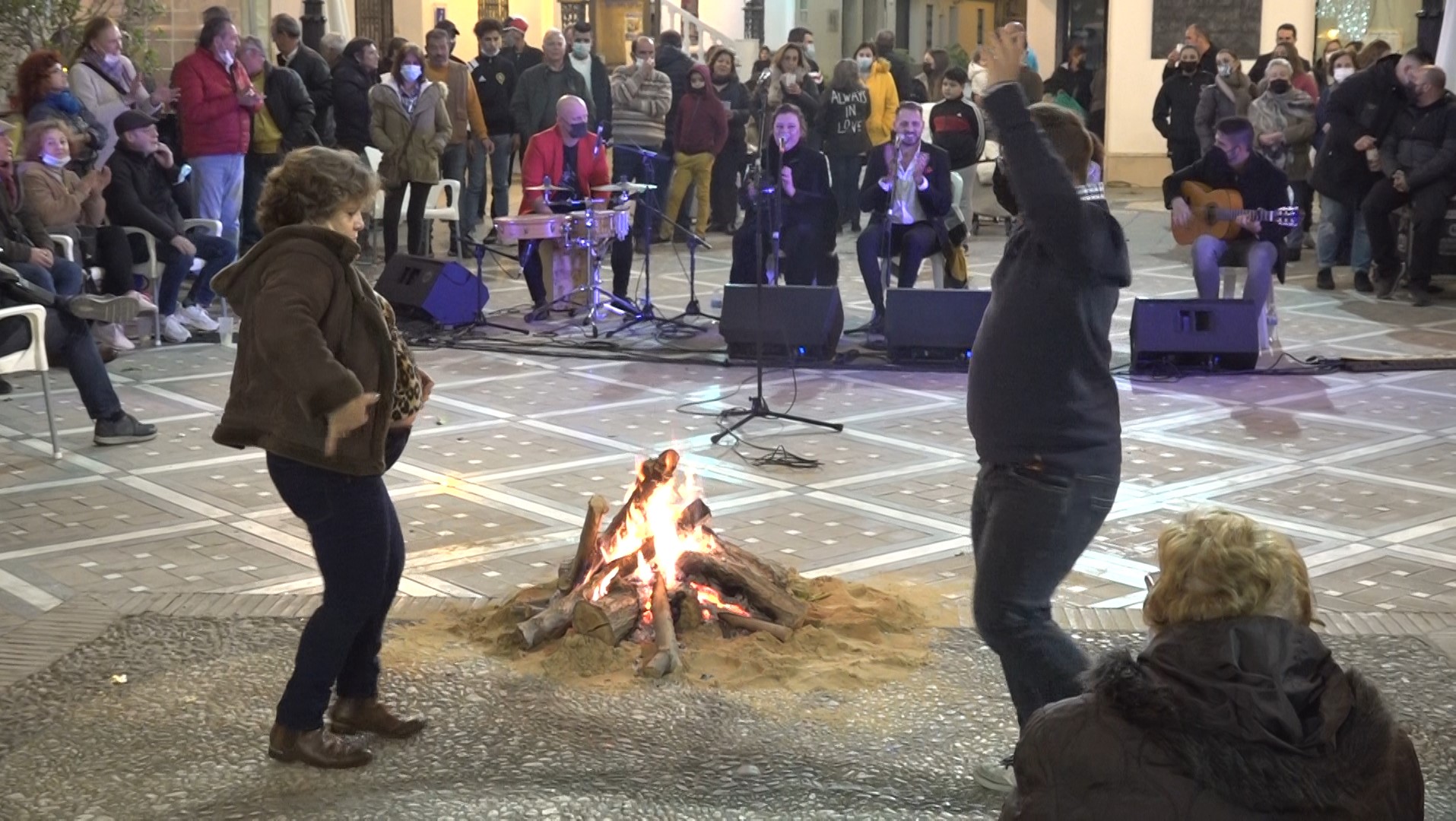 Trigueros se llena de Navidad al son de una zambomba flamenca