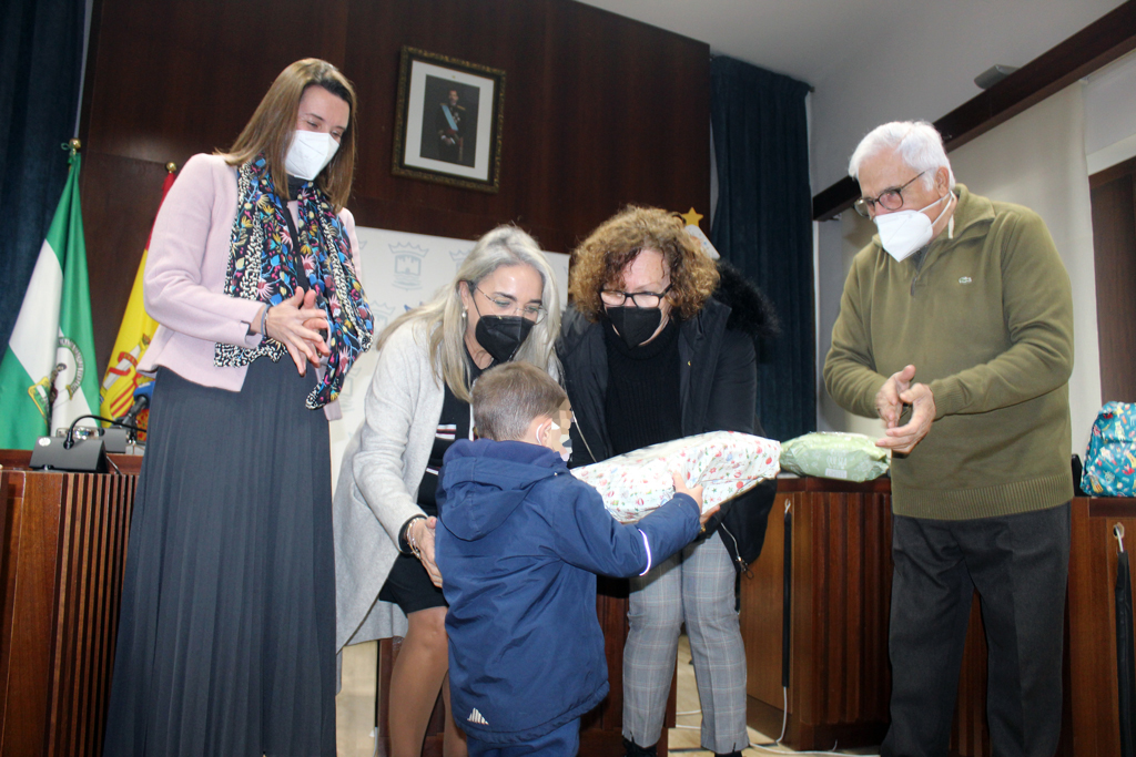 Diez niños cartayeros reciben sus regalos de ‘El Árbol de los Sueños’