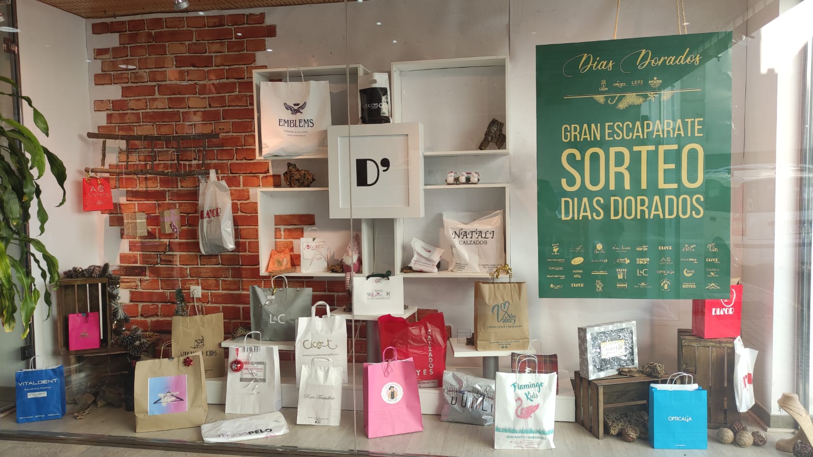 El Ayuntamiento de Lepe realiza el sorteo del escaparate con 30 regalos