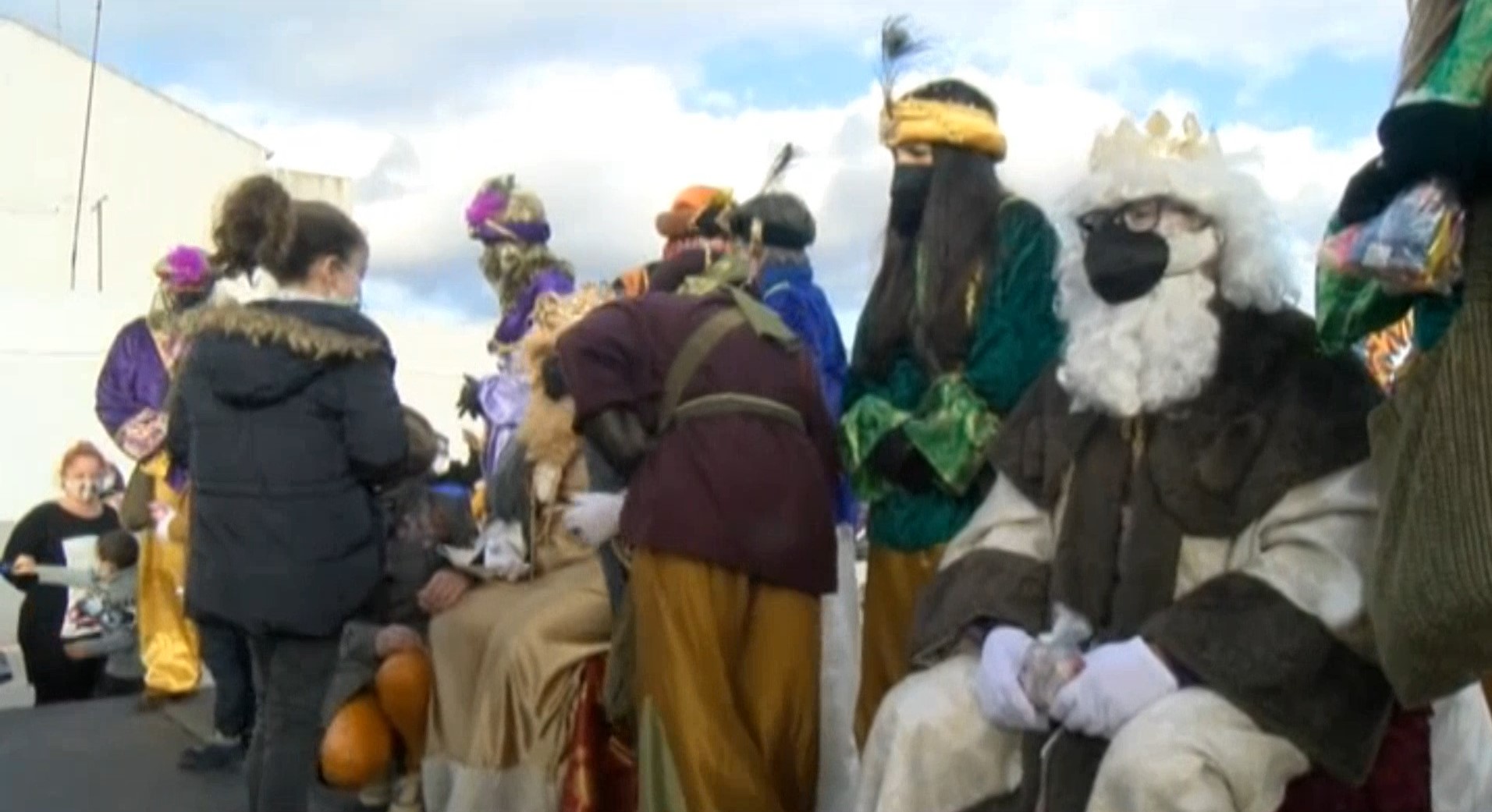 Los Reyes bajan de sus carrozas para estar con los niños en la Cabalgata de Trigueros