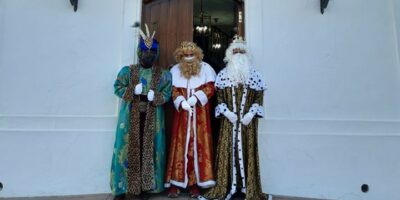 Los Reyes Magos entregan personalmente caramelos y pelotas en Villablanca