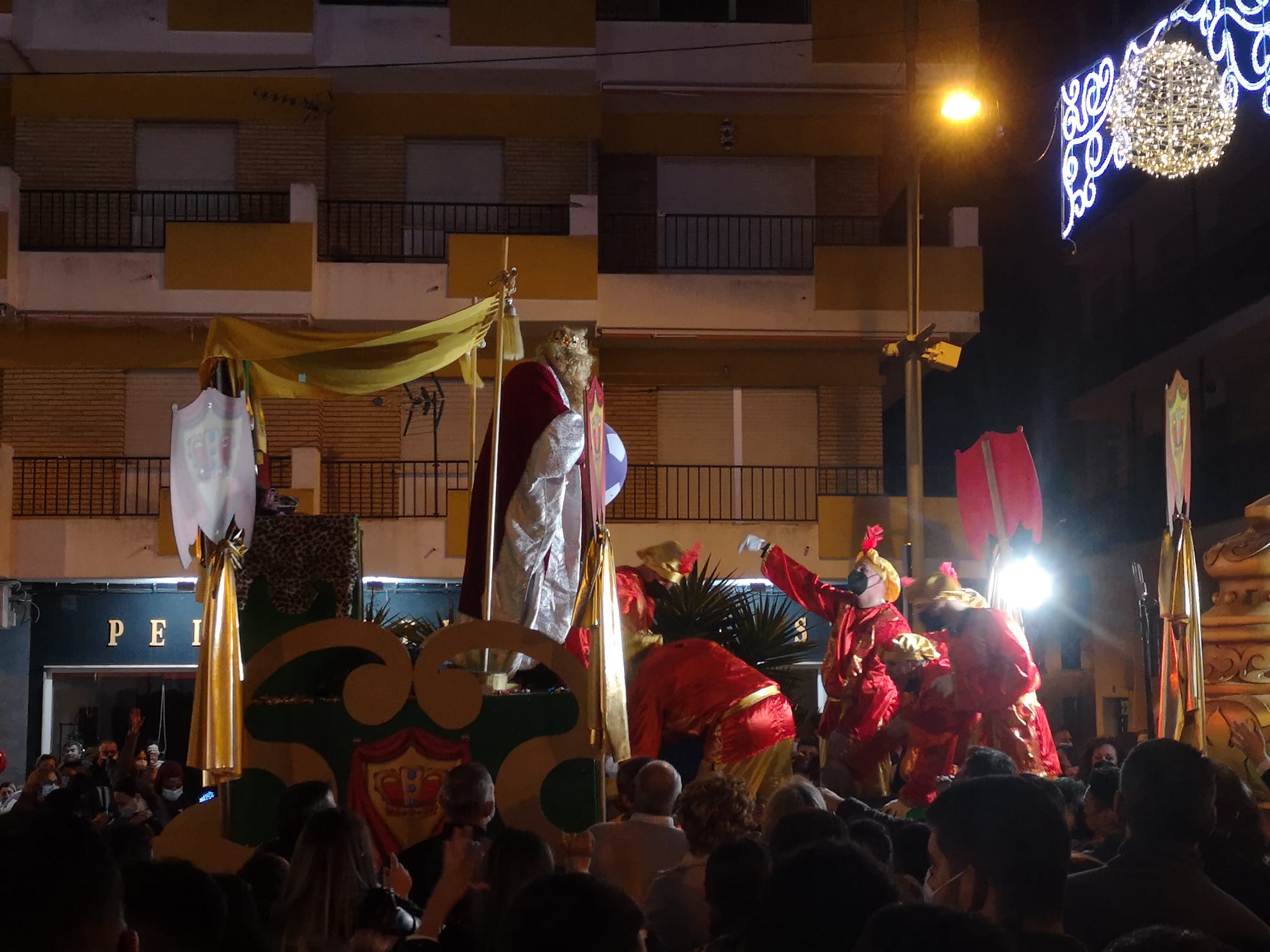 Los Reyes Magos llegan desde la Ría a las avenidas de Punta Umbría