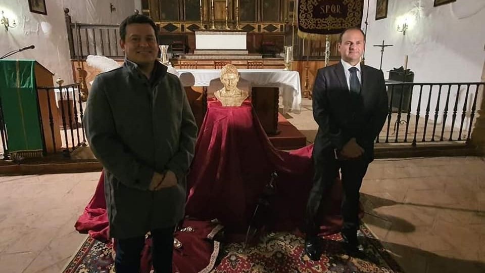 La Hermandad de la Lanzada de Ayamonte presenta un busto romano para el Misterio