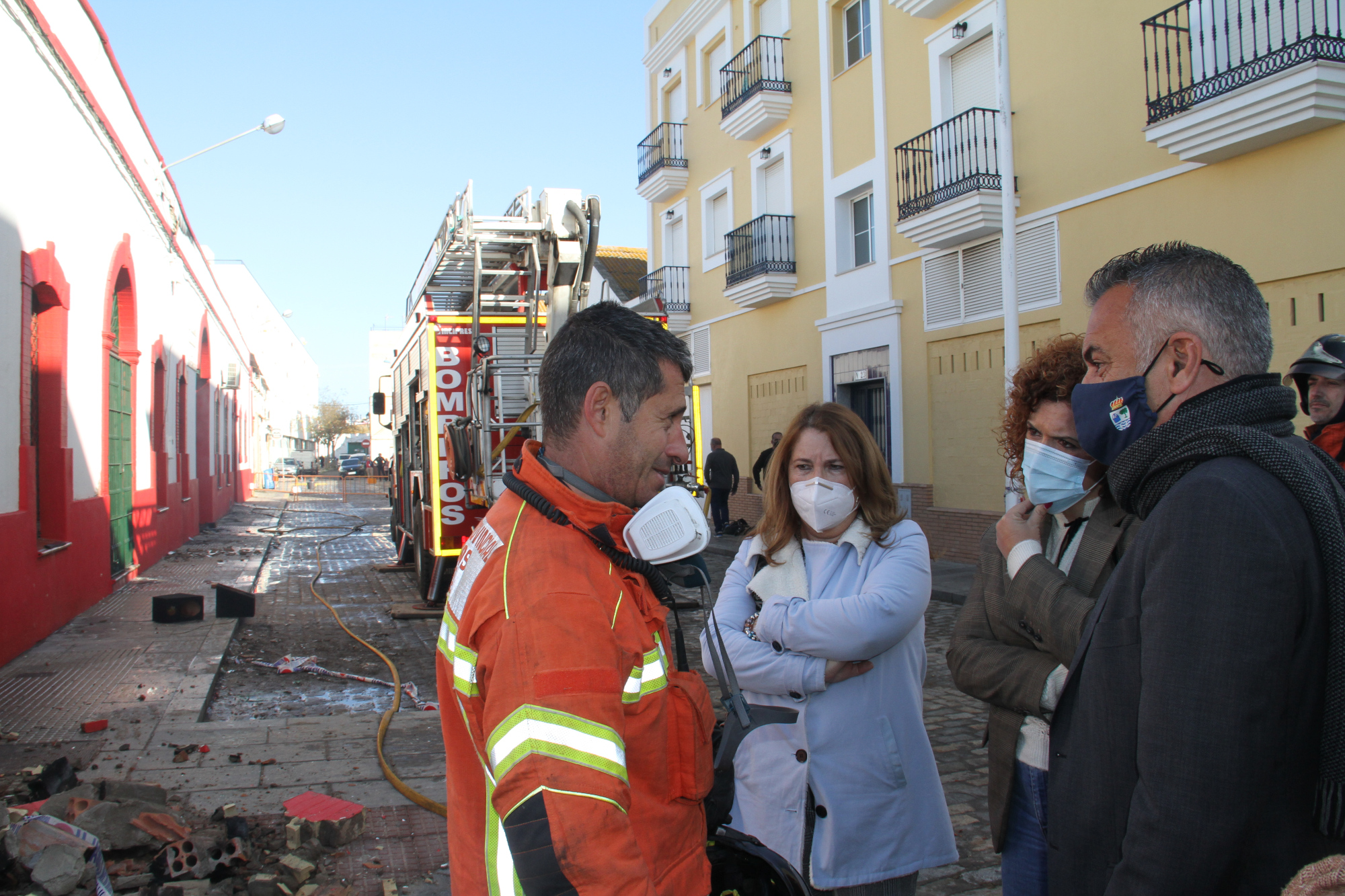 Limón agradece el trabajo de los bomberos en la extinción del incendio de Isla Cristina