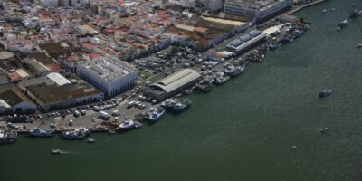La flota de arrastre de Isla Cristina se amarra en protesta por las nuevas exigencias de control pesquero de la UE