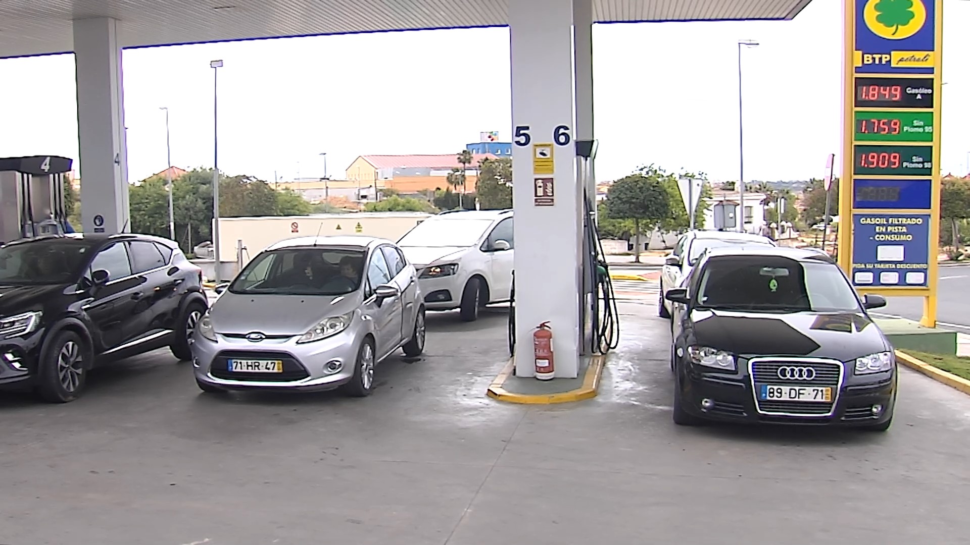 Ciudadanos portugueses aprovechan la rebaja del carburante en España