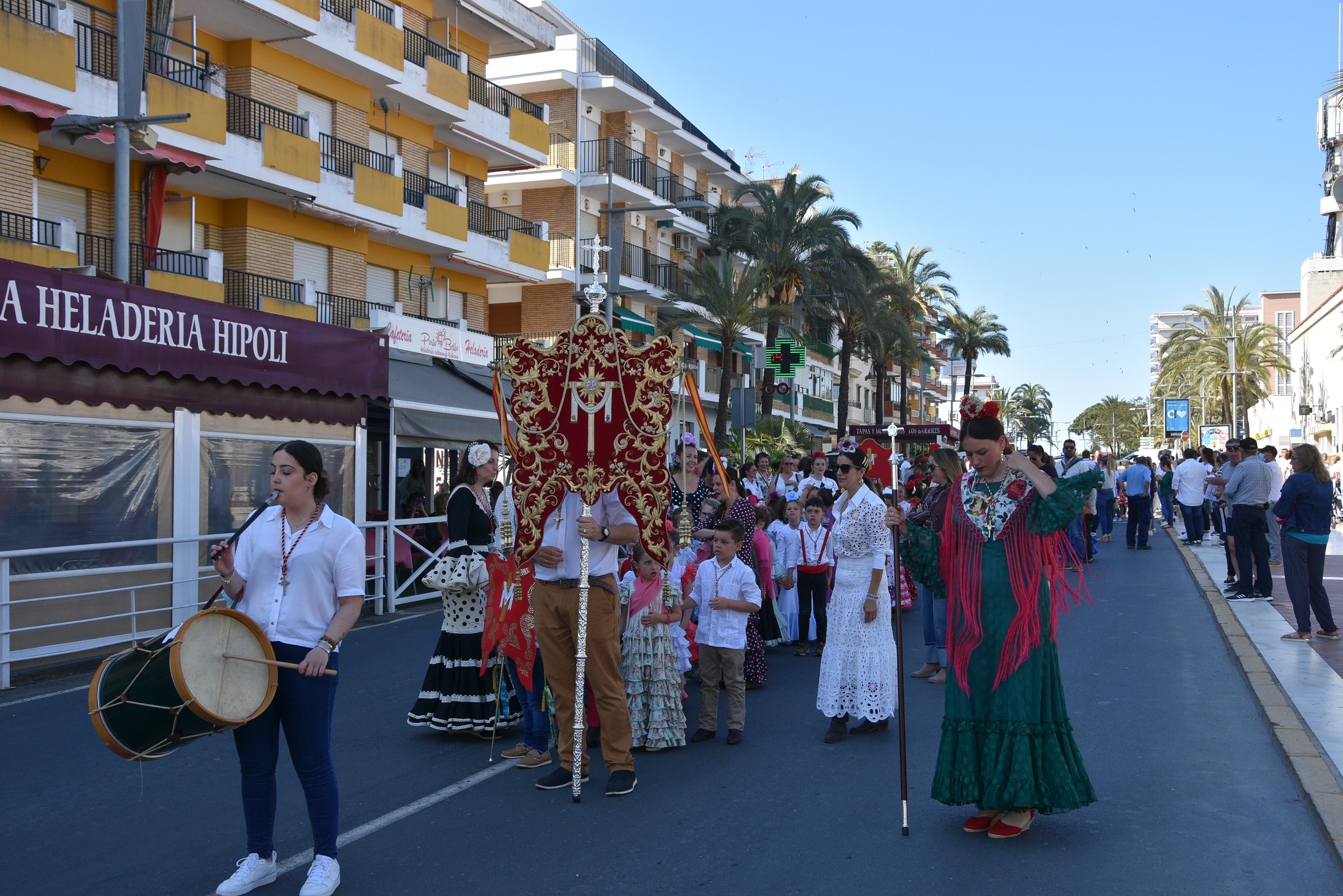 Escolares de Punta Umbría realizan una ofrenda a la Hermandad de la Santa Cruz