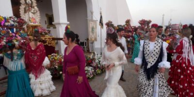 Un año más la Virgen de la Blanca recibe el amor de su pueblo en forma de flores
