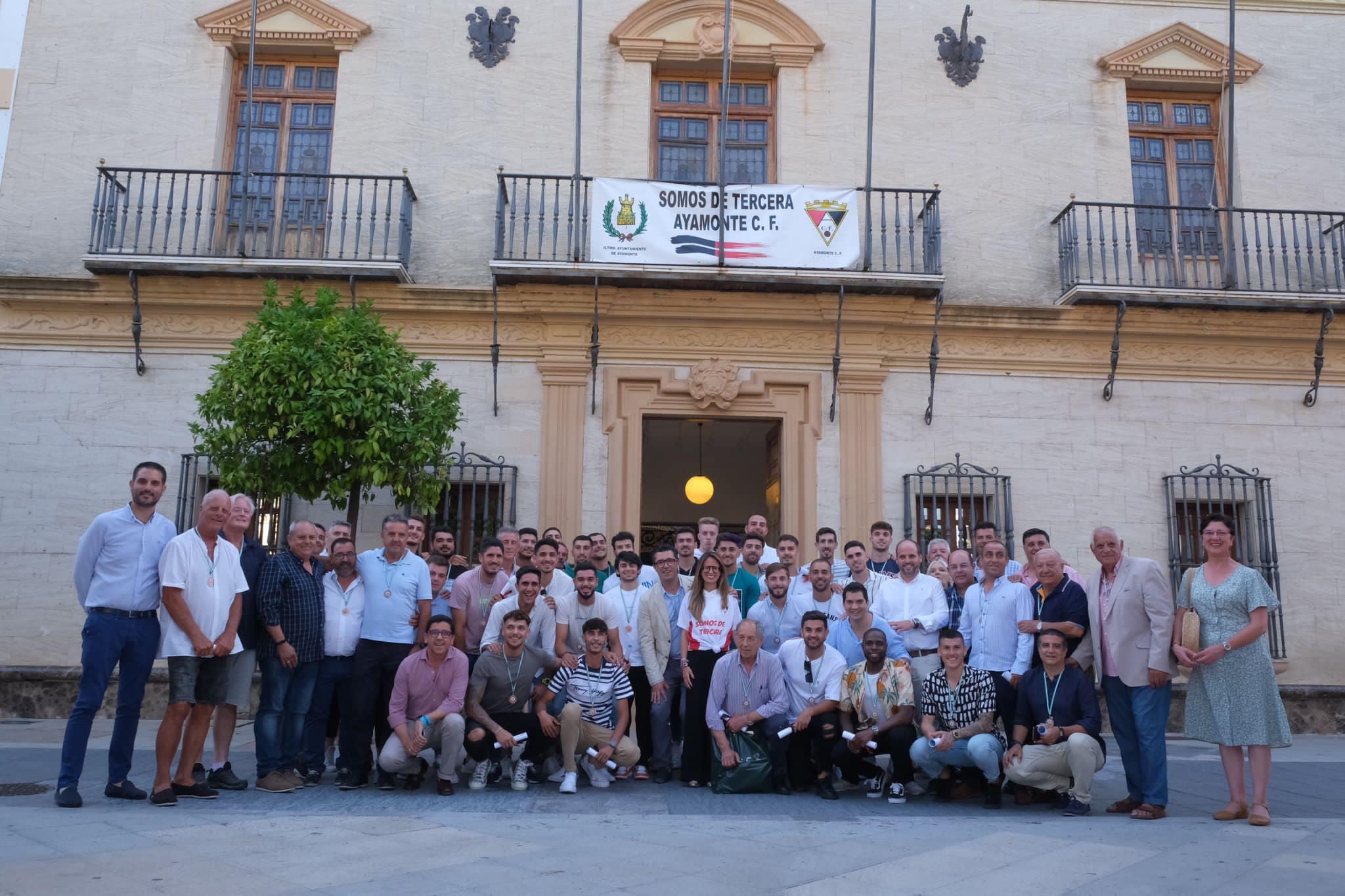 El Ayuntamiento de Ayamonte rinde homenaje al Ayamonte CF tras su ascenso